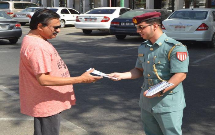 توزيع كتيبات على المسافرين براً في العين